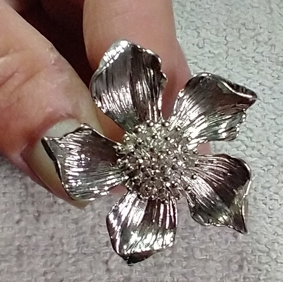 Vintage Jewelry - Silvertone flower 💐🌹 floral adjustable ring 💍 large